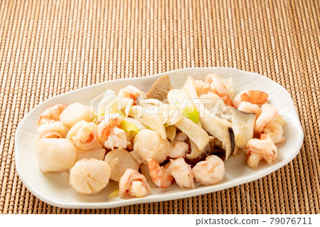 Stir-fried shrimp and scallops (stir-fried garlic butter). Stir-fried shrimp and scallops (stir-fried garlic butter). 79076711
