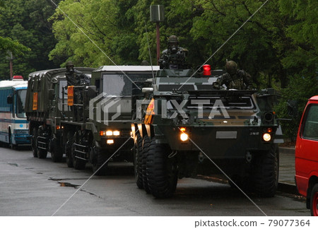 A convoy of the Self-Defense Forces Special Weapons Protection Corps in the rain (counter-terrorism training) 79077364