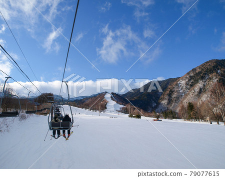 滑雪纜車和斜坡風光 79077615