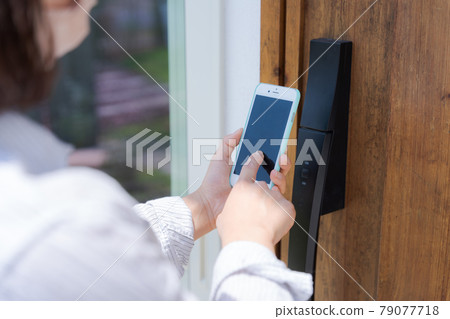 Entrance door smart lock smartphone Entrance door smart lock smartphone 79077718