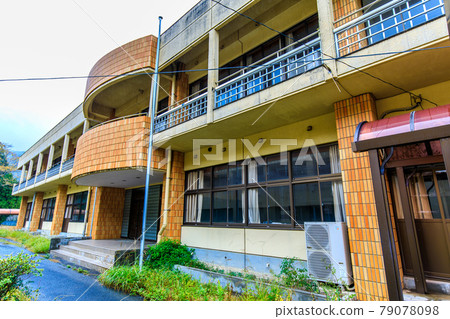Tsushima City Sago Elementary and Junior High School Closed Historical Record [Tsushima City, Nagasaki Prefecture] 79078098