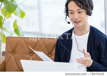 參與在線交流的男性 79079195