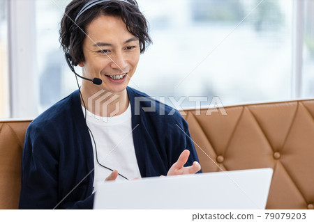 參與在線交流的男性 參與在線交流的男性 79079203