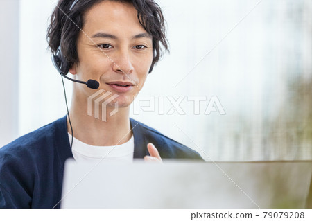 參與在線交流的男性 79079208