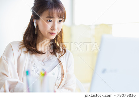一個在客廳做遠程工作的女人 79079830