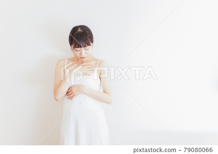 Young woman self-diagnosing breast cancer 79080066