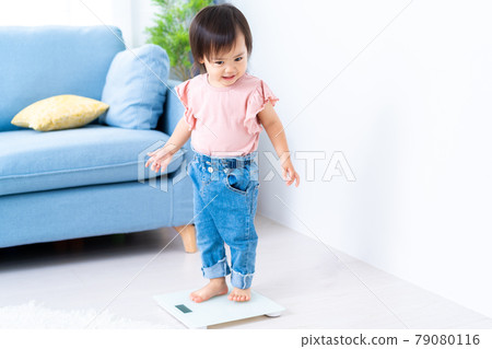 A girl who is good at riding a scale alone 79080116