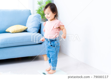 A girl who is good at riding a scale alone 79080117