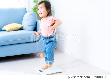 一個擅長獨自騎秤的女孩 79080118