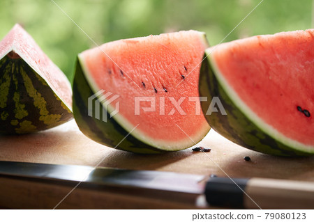 在砧板上切西瓜 79080123