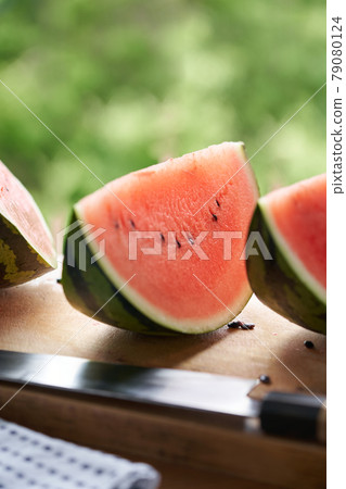 在砧板上切西瓜 79080124