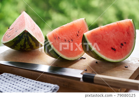 在砧板上切西瓜 79080125