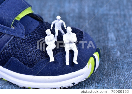 Doll standing on shoes 79080163