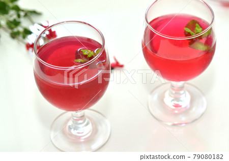 Red perilla juice in two wine glasses 79080182