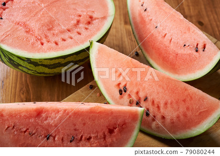 在砧板上切西瓜 79080244