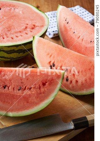 在砧板上切西瓜 79080245