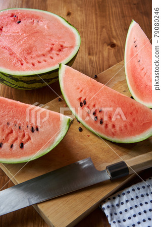 在砧板上切西瓜 在砧板上切西瓜 79080246