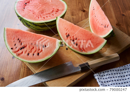 在砧板上切西瓜 在砧板上切西瓜 79080247