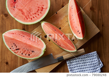 在砧板上切西瓜 79080248