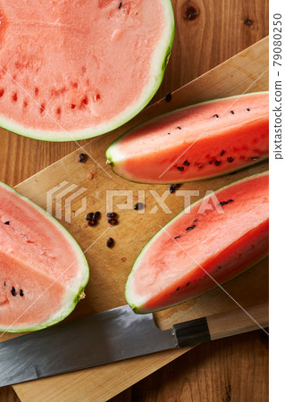 在砧板上切西瓜 79080250