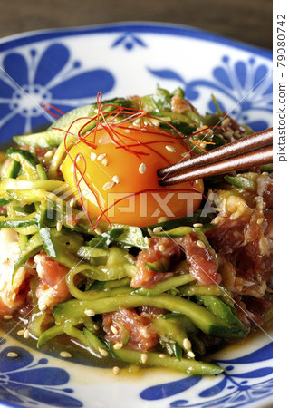 火腿火腿黃瓜配紅辣椒芝麻和蛋黃 79080742