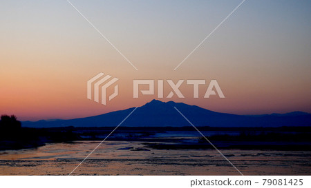 Dawn of the Sea of Okhotsk in winter 79081425