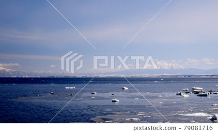 鄂霍次克海在冬天 79081716