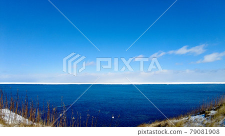 鄂霍次克海在冬天 79081908