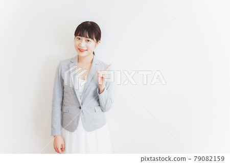 指向點的年輕女商人 79082159