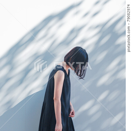 陽光下的女孩穿過太陽 陽光下的女孩穿過太陽 79082974