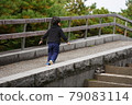Children running on slopes 79083114