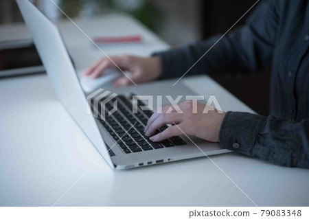 A woman who plays desk work A woman who plays desk work 79083348