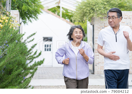 老年夫婦慢跑 79084212