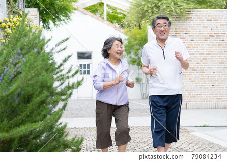 Senior couple jogging 79084234