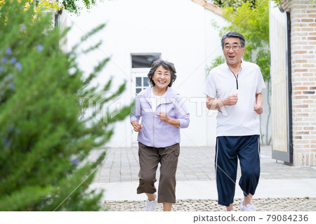 Senior couple jogging 79084236