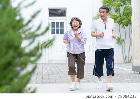 老年夫婦慢跑 79084238