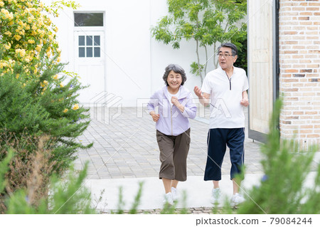 老年夫婦慢跑 79084244