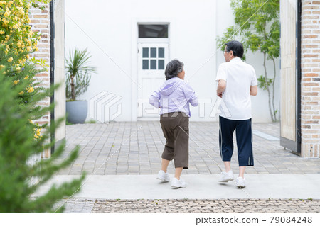 老年夫婦慢跑 79084248