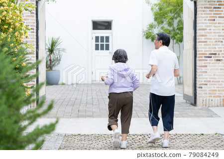 老年夫婦慢跑 79084249