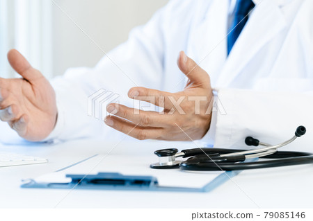 在醫生的手中解釋 在醫生的手中解釋 79085146