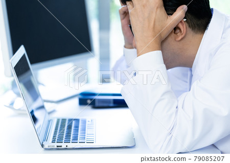 At the hands of a doctor heading to a computer At the hands of a doctor heading to a computer 79085207