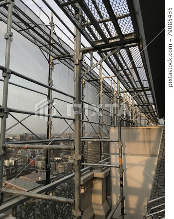 大型公寓維修腳手架工作，從居民角度出發的大型維修腳手架工作，安全第一，雨季危險，颱風對策 79085435