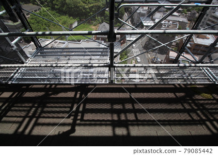 大型公寓維修腳手架工作，從居民角度出發的大型維修腳手架工作，安全第一，雨季危險，颱風對策 79085442