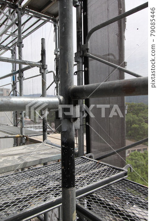 大型公寓維修腳手架工作，從居民角度出發的大型維修腳手架工作，安全第一，雨季危險，颱風對策 79085446