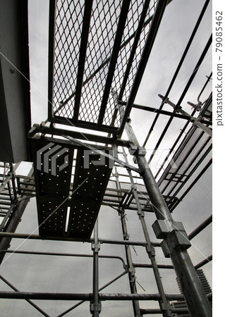 Large-scale condominium repair scaffolding work, large-scale repair scaffolding work from the perspective of residents, safety first, danger during the rainy season, typhoon countermeasures 79085462