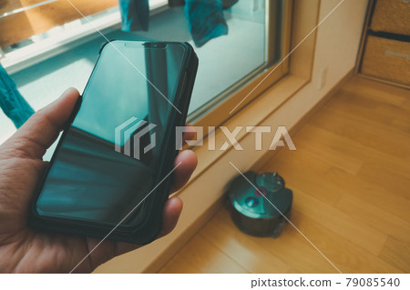 機器人吸塵器和智能手機 79085540