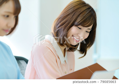 Young business woman meeting in the office 79085663