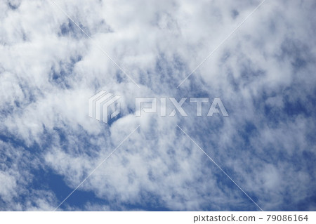 藍天白雲多雲夏日 藍天白雲多雲夏日 79086164