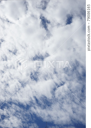 藍天白雲多雲夏日 藍天白雲多雲夏日 79086165