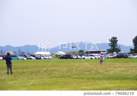 F-15 戰鬥機和觀眾在超低飛行中觀看機場場地 79086219